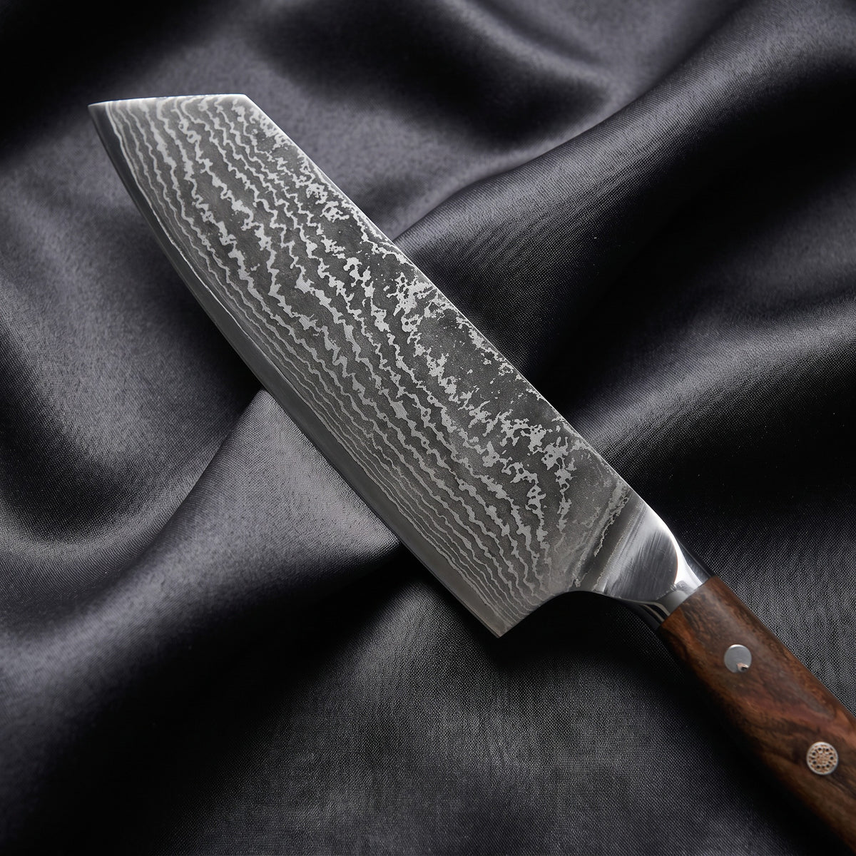 Okami Kiritsuke Chef-Slicer Knife · Damascus blade close-up